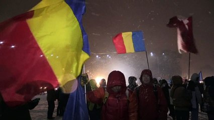 Premiê romeno permanece no poder apesar dos protestos