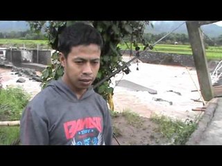 Banjir Meluap, Jembatan Antar Desa di Maros Roboh - NET5
