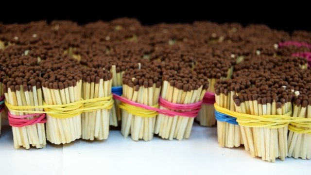 ЧТО ЕСЛИ СУНУТЬ РАСКАЛЁННЫЙ НОЖ В 10 000 СПИЧЕК - ЧТО ТО ПОШЛО НЕ ТАК ( tV6ad2MHlE