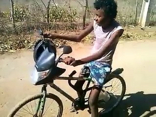 menino de 9 anos dirigindo moto veja o que acoteceu