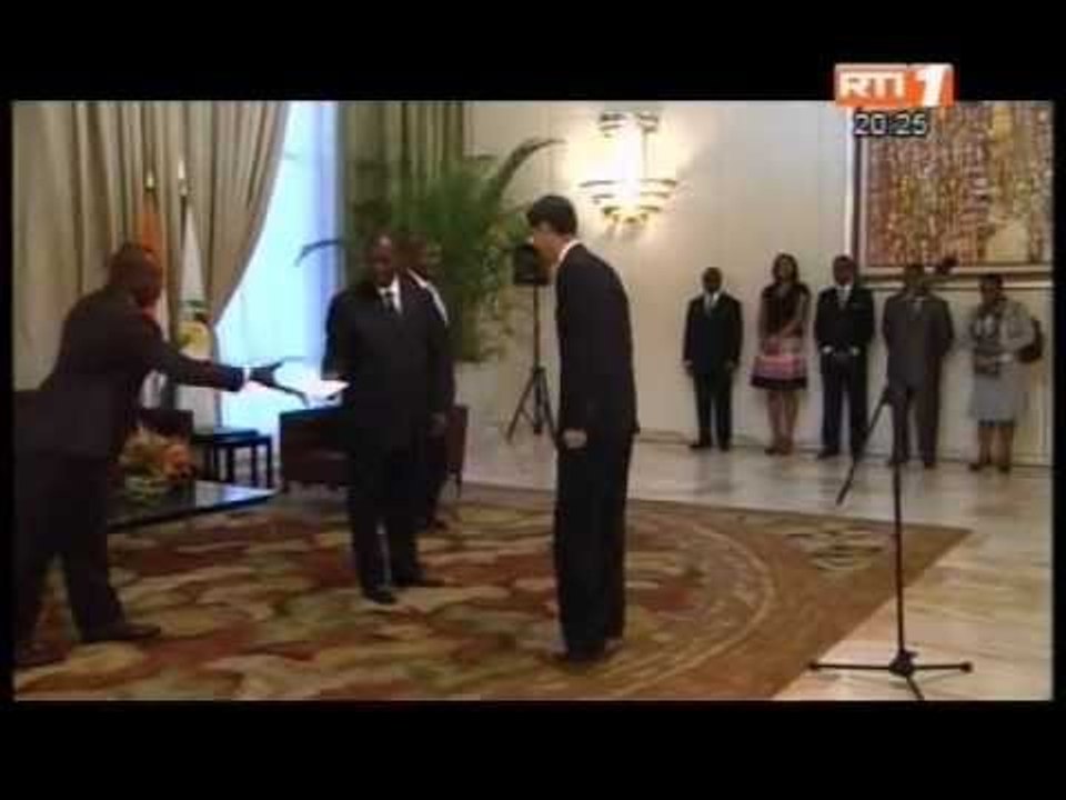 Le President Ouattara recoit les lettres de creance de 5 nouveaux ambassadeurs