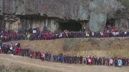 Una familia china reúne a 500 miembros para una foto de fin de año
