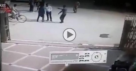 ৩০ সেকেন্ডের মধ্যে যেভাবে প্রকাশ্য দিবালোকে ১২ লাখ টাকা ছিনতাই করে পালালো দুর্বৃত্তরা! (ভিডিও)