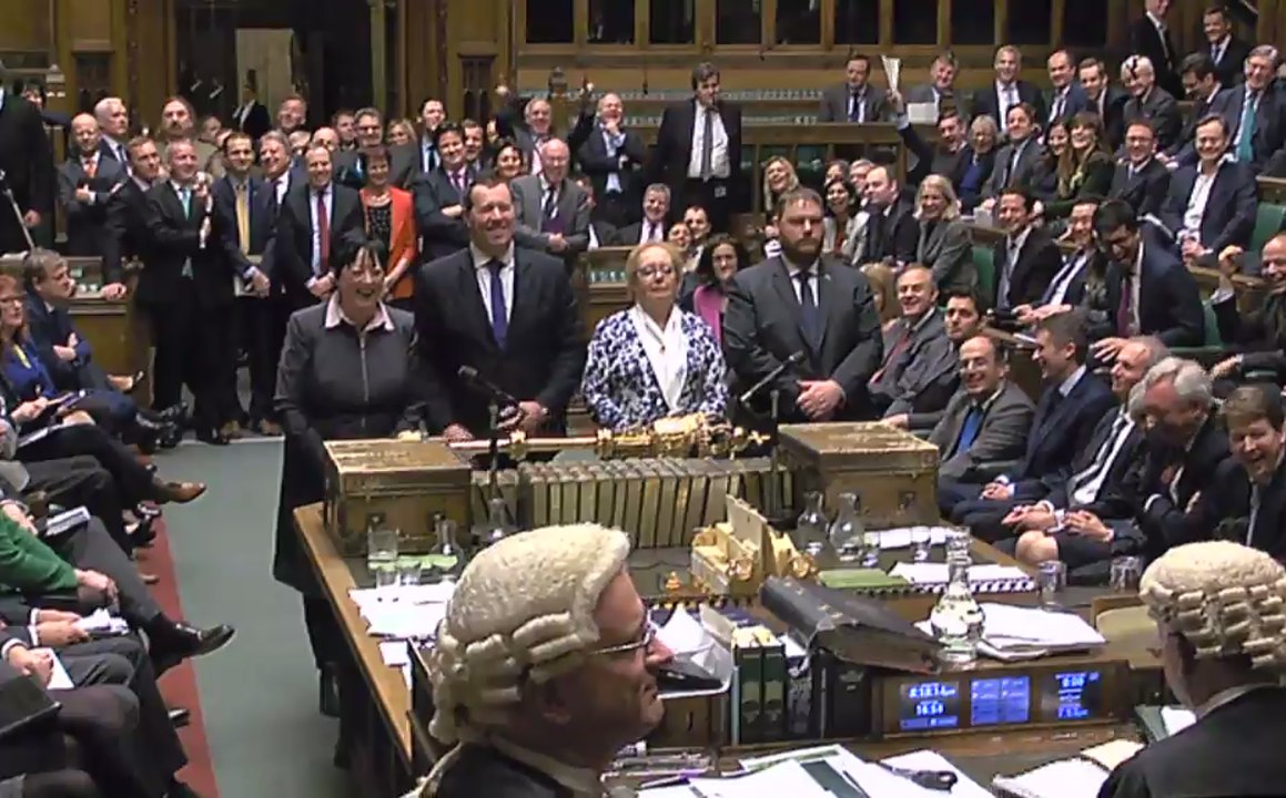 Des députés entonnent l'hymne européen avant le vote sur le lancement du Brexit