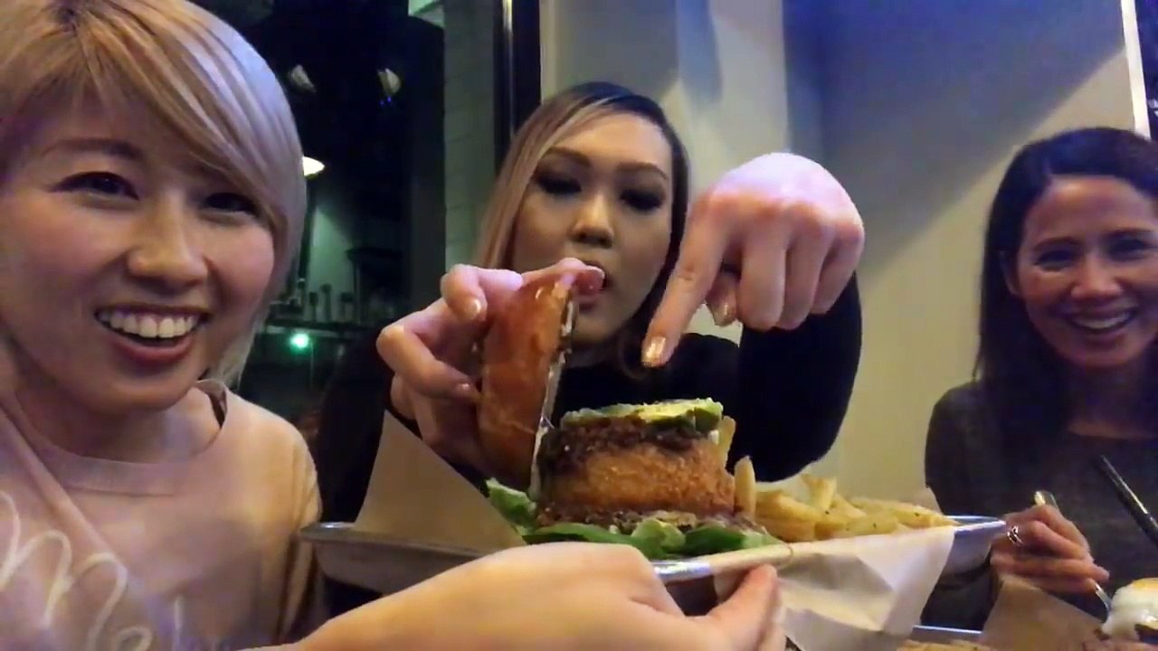 アメリカのあり得ないハンバーガー Dinner with Chloe & Thanh! 〔#510〕-7rv6POGUZOk
