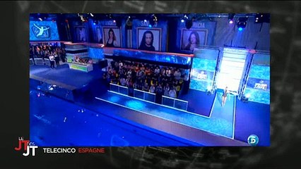 Le réalisateur de "Splash" en Espagne reste bloqué sur la poitrine d'une candidate - Regardez