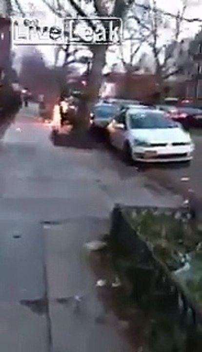 En feu, il retire sereinement ses vêtements et part sans dire un mot