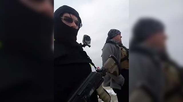 Deux hommes armés entrent au commissariat pour protester