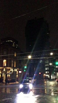 Des morceaux de glace chutent des toits des building de Toronto