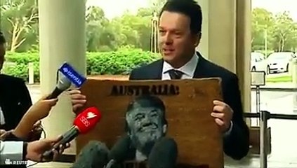 مسلمانوں پر پابندی اور آسٹریلیا کے وزیر اغظم سے فون پر بدتمیزی آسٹریلین سینٹر نے ٹرمپ کی کمال بے عزتی کی