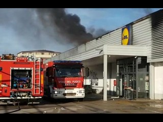 Aversa (CE) - Incendio al supermercato Lidl e al negozio Big Toys (08.02.017)