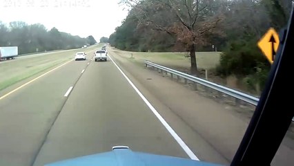 Cet automobiliste qui n'a rien demandé se retrouve dans le fossé à cause de deux chauffards