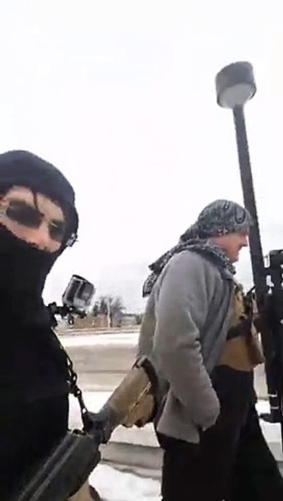 2 hommes armés de fusils d’assaut pénètrent dans un commissariat pour protester