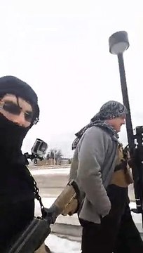 2 hommes armés de fusils d’assaut pénètrent dans un commissariat pour protester