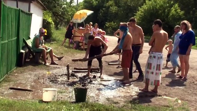 Russie : il frappe les yeux bandés un homme sur la tête