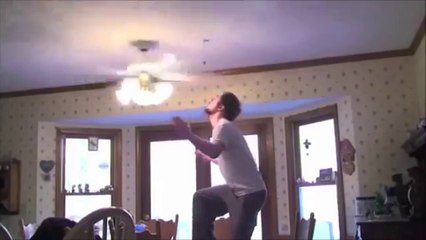 Il essaye de récupérer un objet au dessus d'un ventilateur de plafond