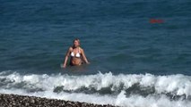 Antalya Rus Tatilciler Kemer'de Denize Girip Eğlendi