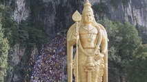 Devotos hindúes se perforan el cuerpo durante Thaipusan