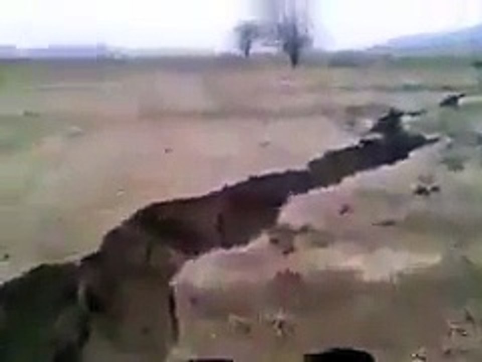 ပါကစၥတန္ႏိုင္ငံ Balochistan ေဒသမွာ အက္ကြဲေၾကာင္းၾကီး ျဖစ္ေပၚလာတဲ့ ရုပ္သံ