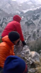 Il échappe de justesse à la mort en cascade de glace