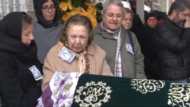 Ajda Pekkan, Yakın Dostu Ayşe Ersayın'ı Gözyaşları Içinde Son Yolculuğuna Uğurladı