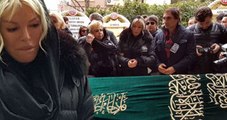 Evinde Kalp Krizi Geçiren Ayşe Ersayın'ın Cenazesinde Ajda Pekkan Yıkıldı