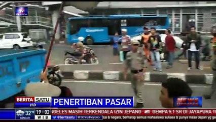 Ratusan Pedagang Pasar Senen Mengamuk Tolak Penertiban