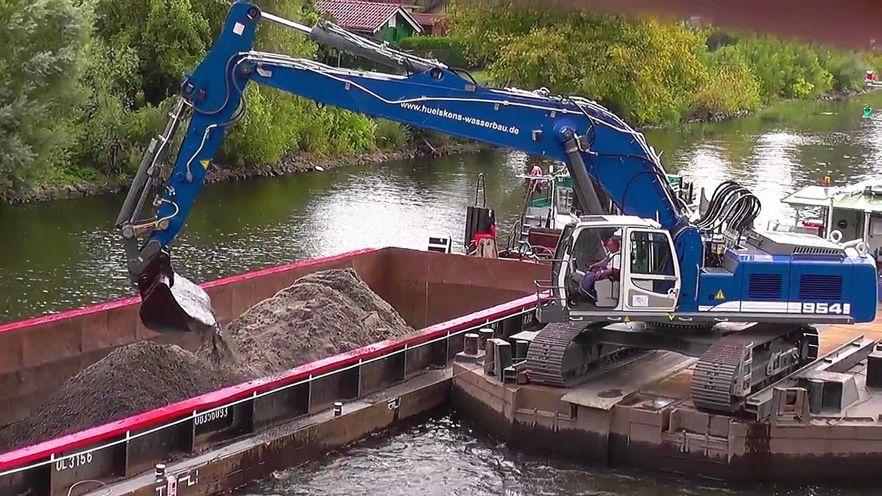 Liebherr R 954 C excavator in the Water
