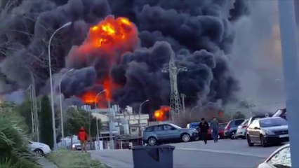 Une explosion déclenche un énorme incendie dans une usine de produits chimiques à Paterna
