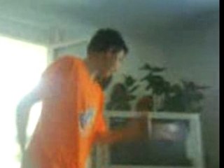 niko dance comme un tit fou