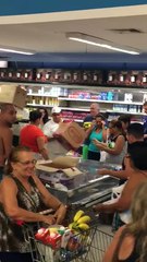 Vídeo mostra disputa de clientes por mercadoria em supermercado de Vitória