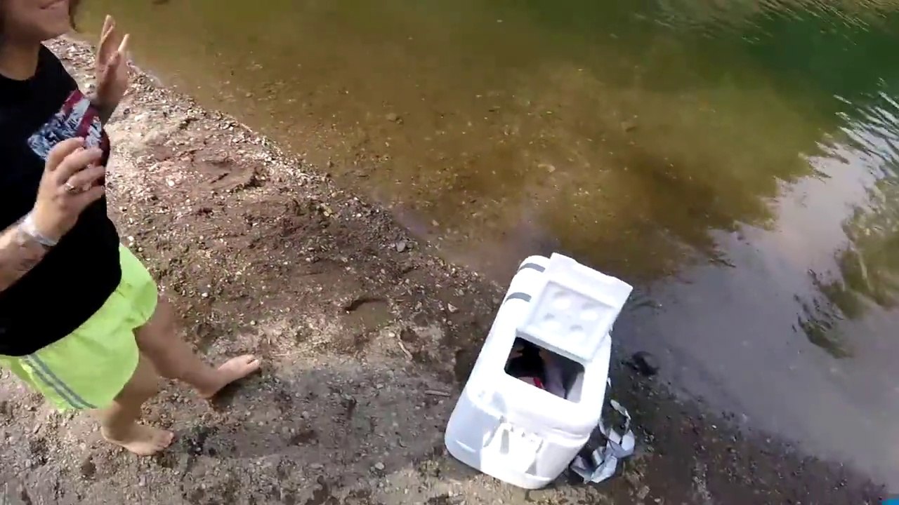 Ils trouvent une boîte en polystyrène qui flotte dans l'eau et regardez ce qu'il y a dedans... Flippant!