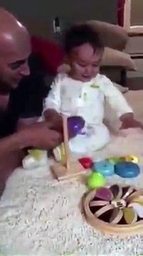 Le fou rire de ce bébé va faire votre journée!!!