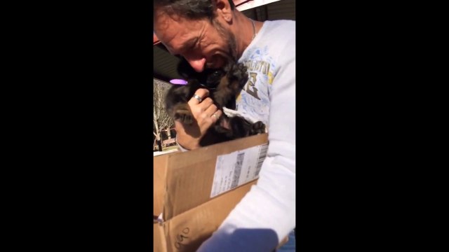 Regardez l'émotion de ce papa qui reçoit un cadeau magnifique