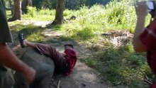 Ce gardien est attaqué par un éléphanteau, tout le monde s’attend au pire, mais la suite les surprend !