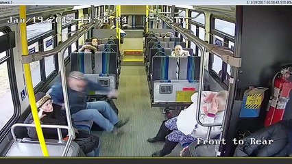 Impactante choque entre una camioneta y un autobús en Nueva York