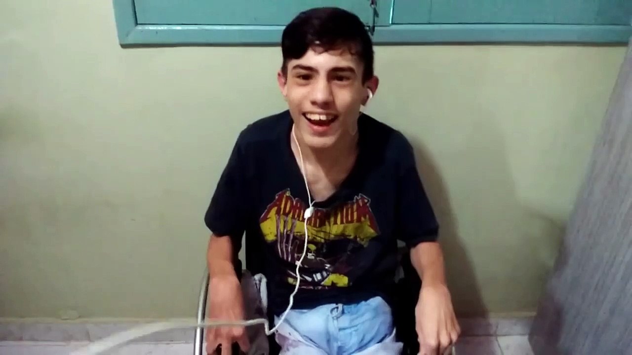 AJUDEM ESSE RAPAZ