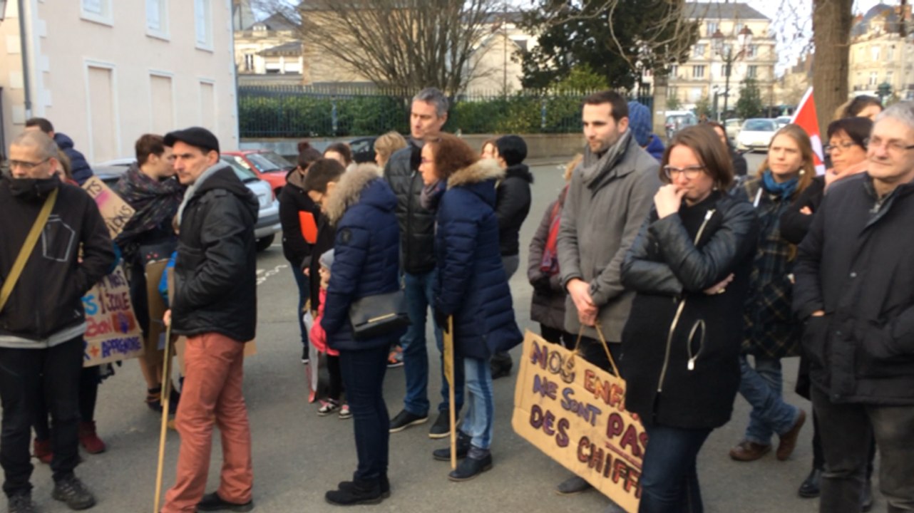 Manifestation contre la fermeture d'une classe à Craon