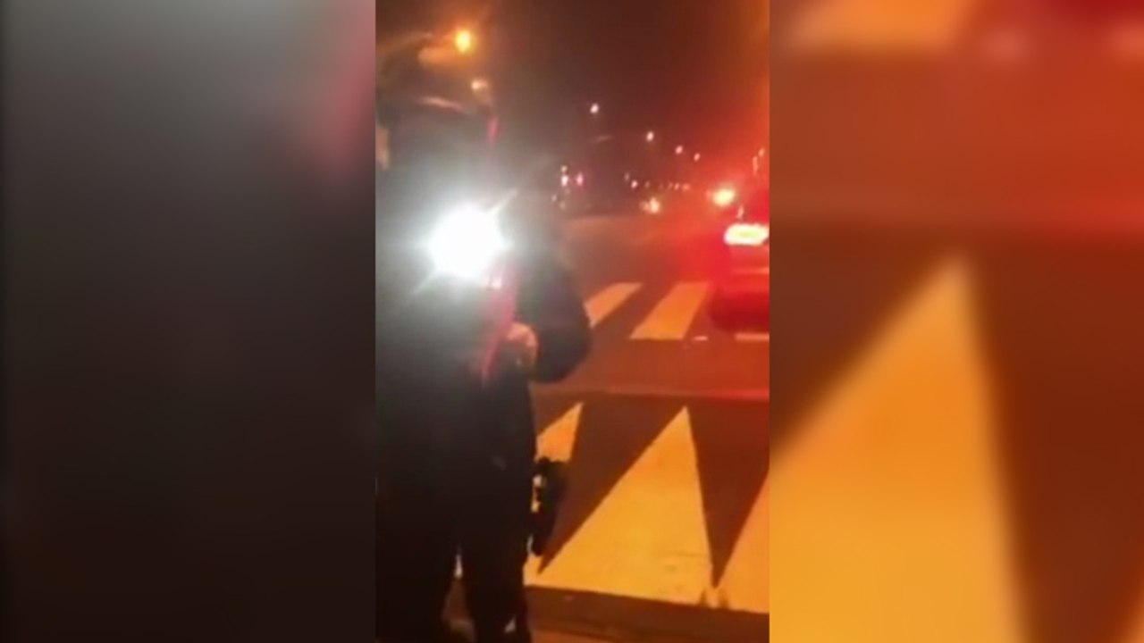 "Fais voir ton téléphone ou je t'allume !" un policier menace un jeune qui le filme