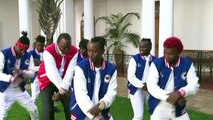 Le président kenyan danse pour inciter les jeunes à voter