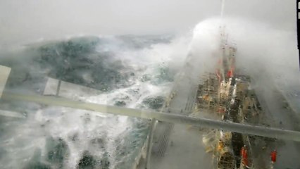 Vagues de 15 mètres sur un bateau pétrolier en Ecosse ! Tempête