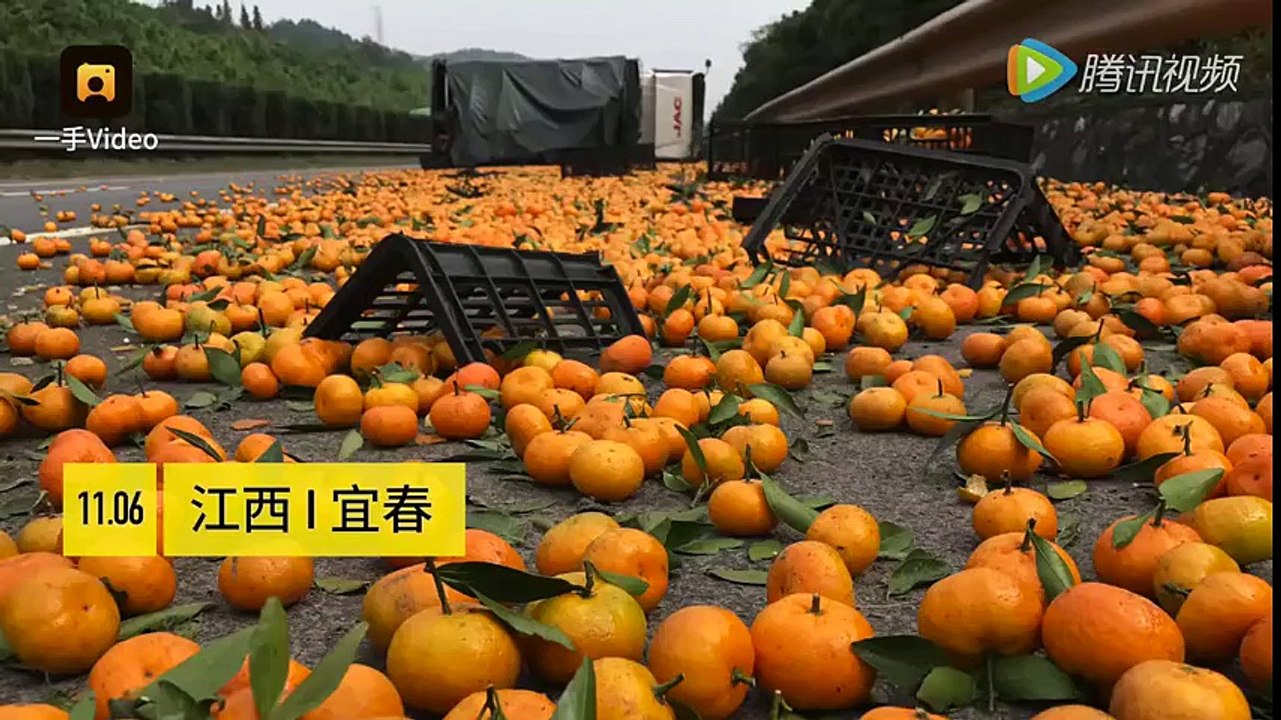 Acest șofer a IZBUCNIT ÎN LACRIMI după ce văzut ce fac oamenii cu MARFA lui care s-a răsturnat. În loc să îl ajute aceșt