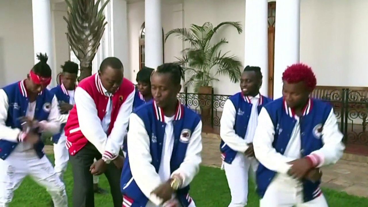 Le président kenyan danse pour inciter les jeunes à voter