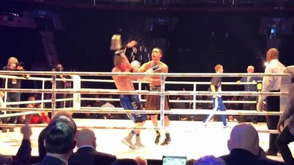 Un boxeur se prend un seau de glace en pleine tête
