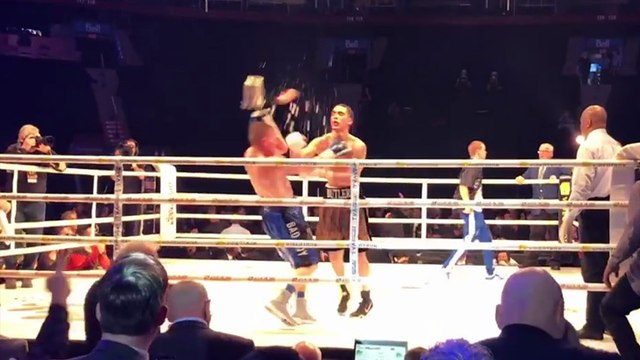 Un boxeur se prend un seau de glace en pleine tête