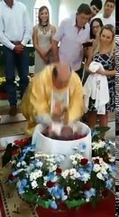 Padre quase afoga criança no batismo!