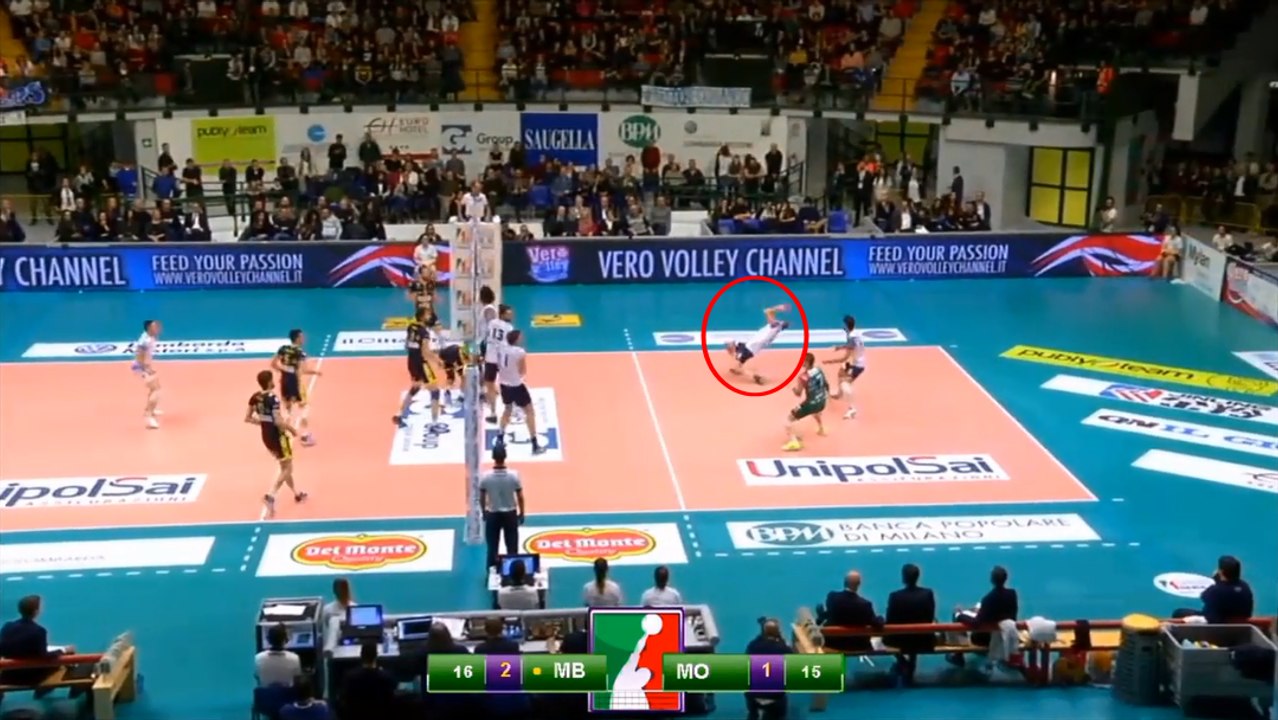 Earvin Ngapeth assomme un adversaire en plein match.