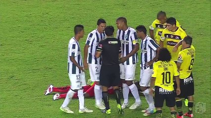 Il portiere finge di svenire per evitare l'espulsione, ma niente va come sperava.