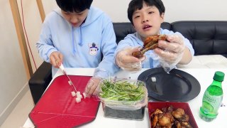 여러분 최고의 요리사 뽑아주세요! 갈비맛 나는 신기한 치킨 발견 (식욕주의ㅋ) ♡ 굽네 갈비천왕 먹방 놀이 Chicken Eating _ 말이야와친구들 MariAndFriends-0A0O_Tk1aa4