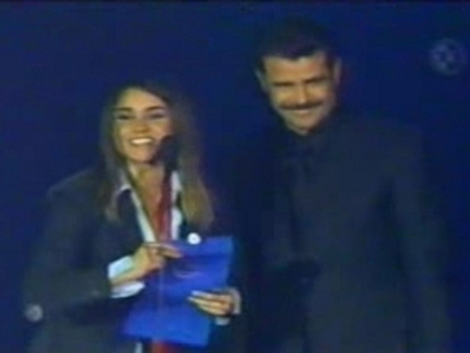 Dulce en premios oye 2004